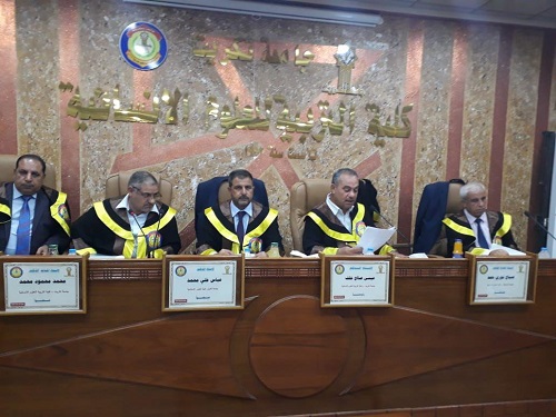 مشاركة تدريسي في مناقشة